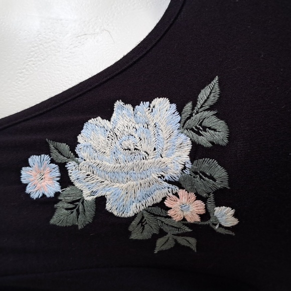 Alya Black W/ Floral Flowy Short Sleeve Dress. Size Medium - Picture 3 of 8